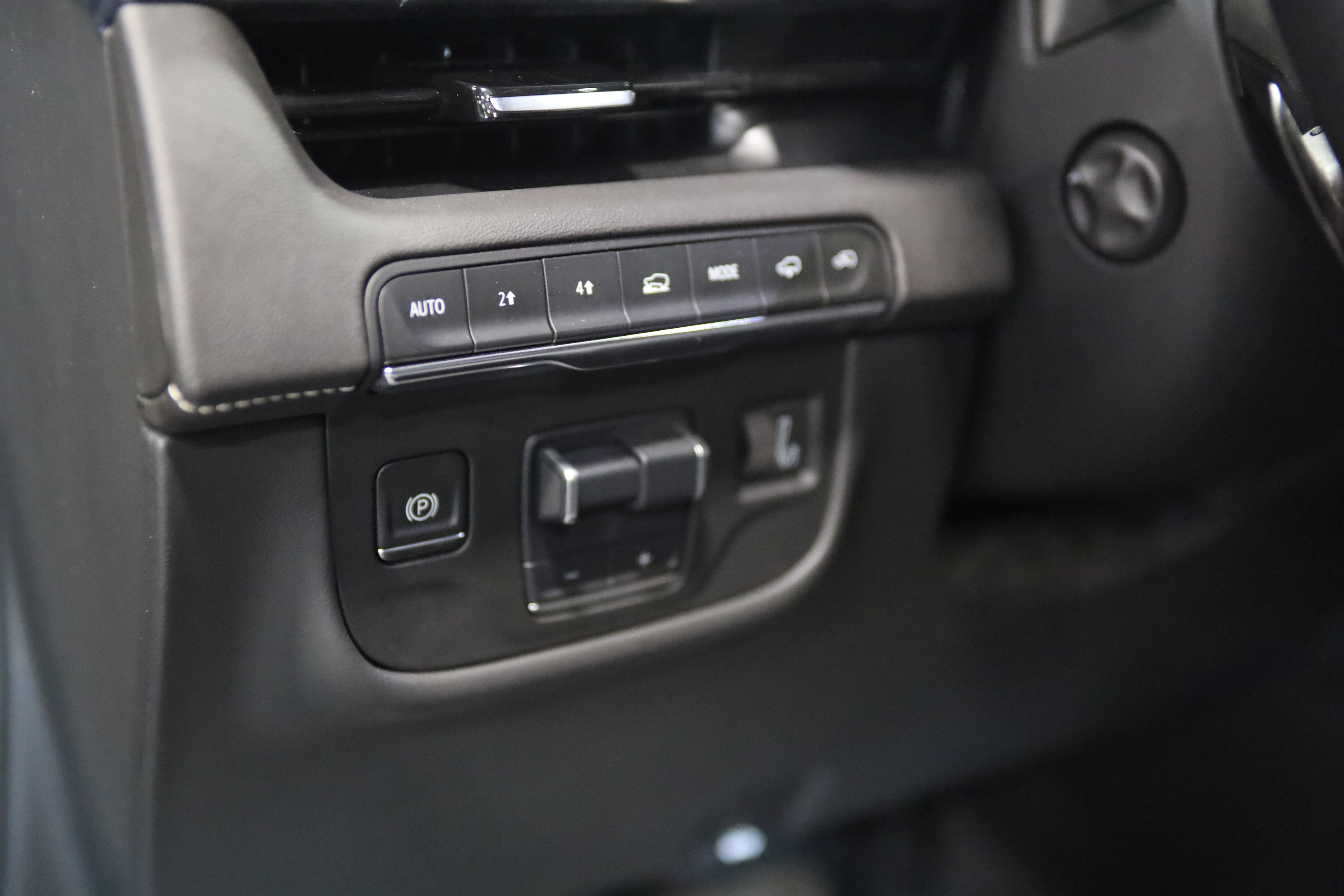 Used 2021 Cadillac Escalade Premium Luxury w/ Driver Assist Tech Package AWD/4WD image 21