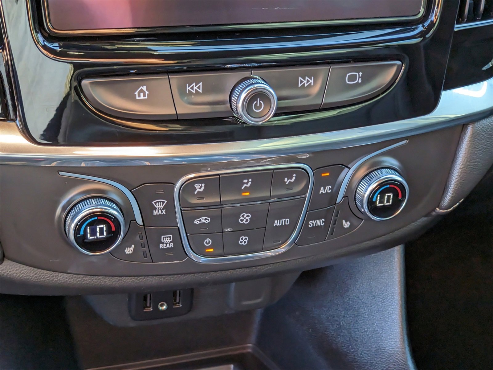 Used 2023 Chevrolet Traverse LT image 23