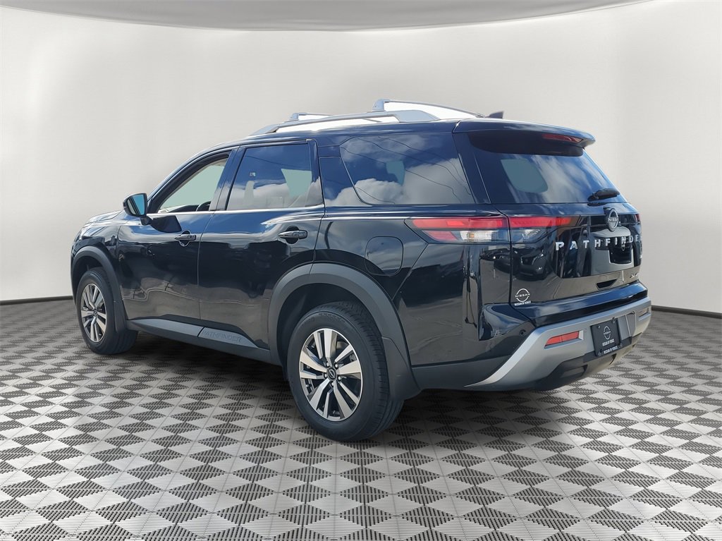New 2025 Nissan Pathfinder SL image 2
