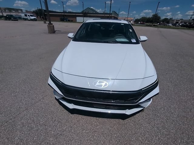 Used 2025 Hyundai Elantra SEL FWD image 12