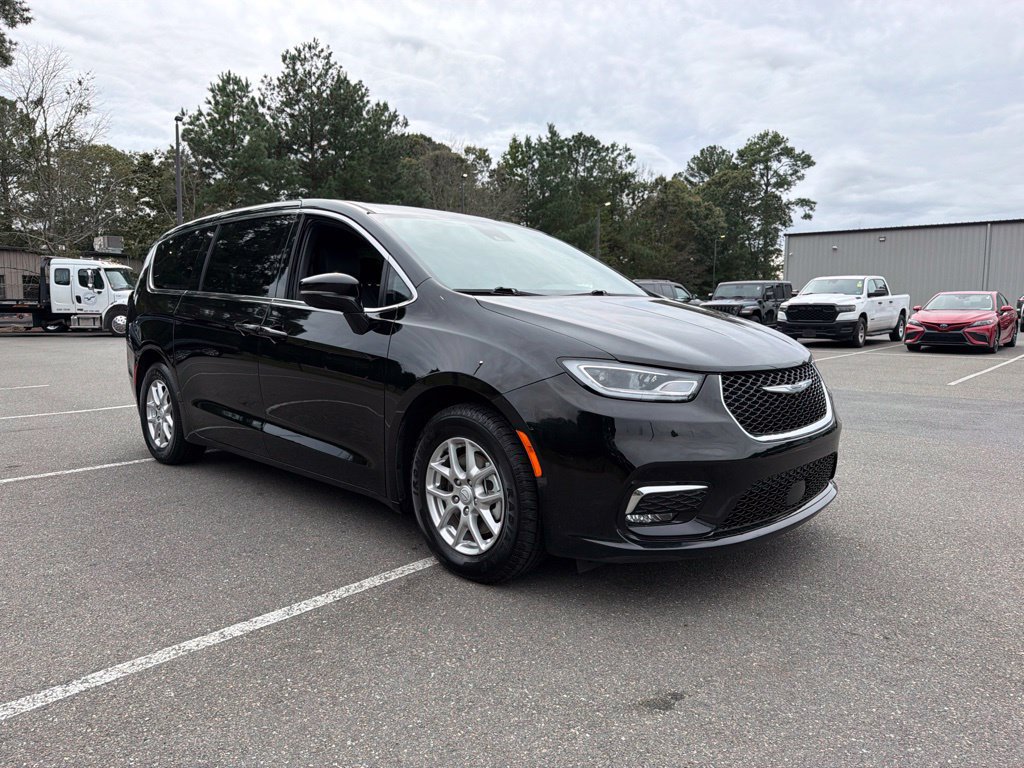 Used 2025 Chrysler Pacifica Select FWD image 4