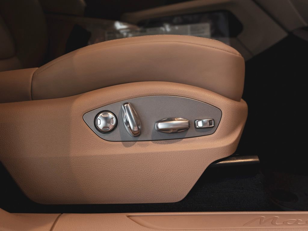 New 2025 Porsche Macan AWD/4WD image 33
