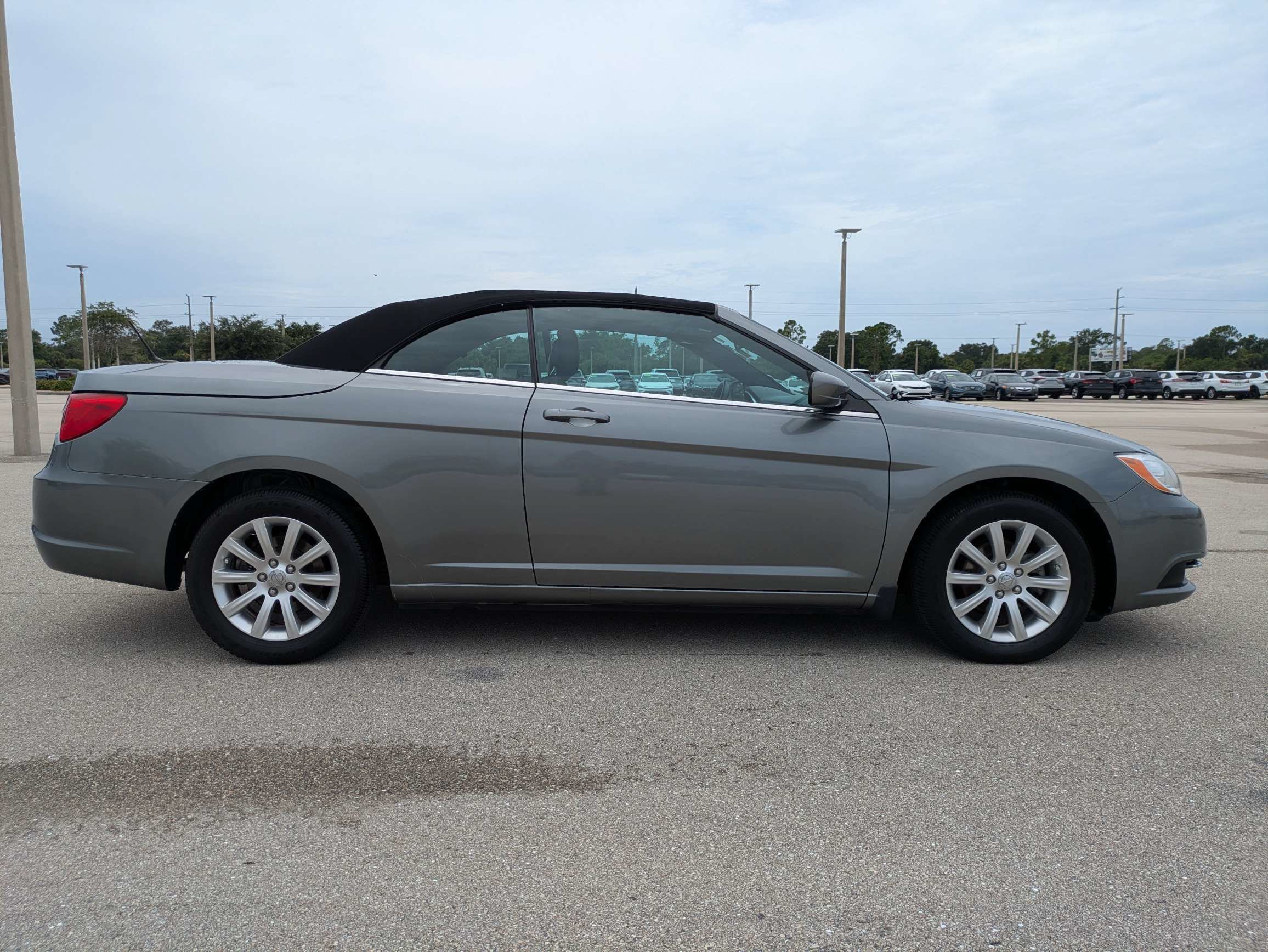 Used 2012 Chrysler 200 Touring FWD image 4