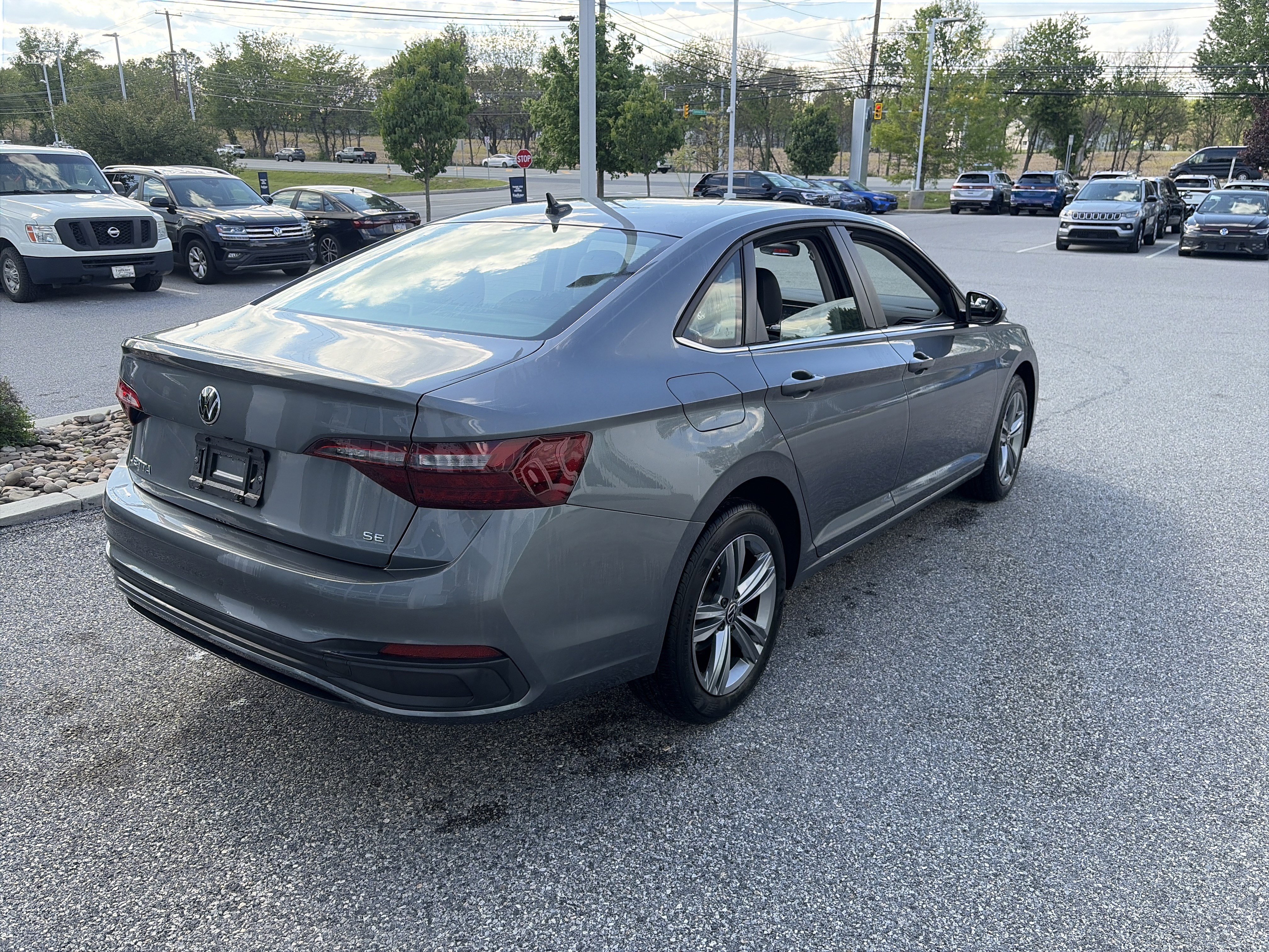 Used 2024 Volkswagen Jetta SE FWD image 5
