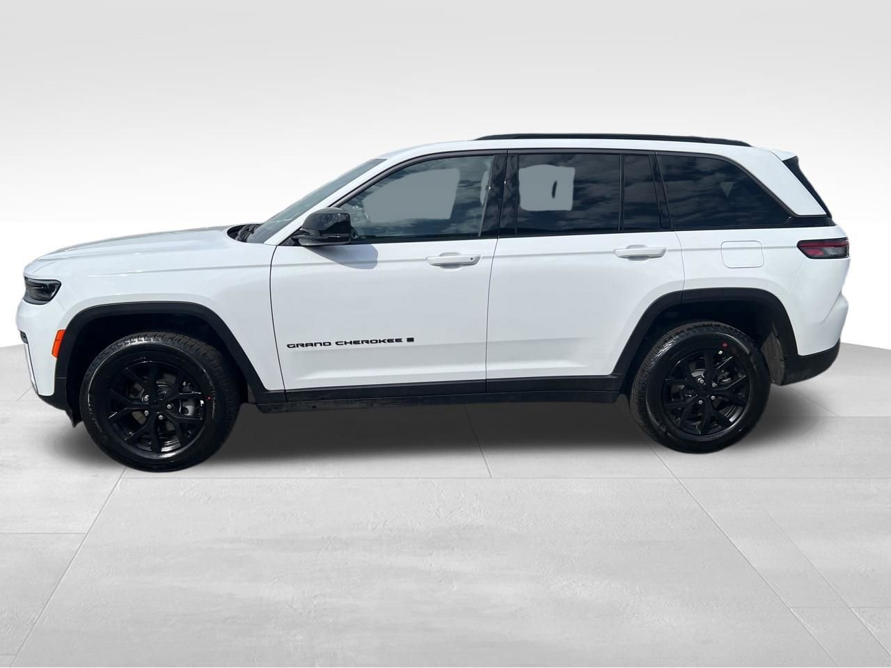 New 2026 Jeep Grand Cherokee Altitude AWD/4WD image 2