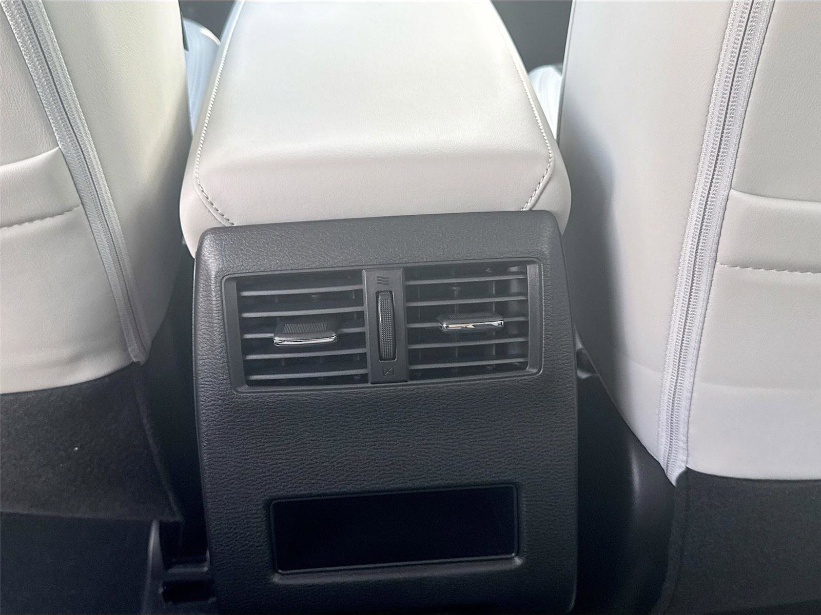 New 2025 Mitsubishi Outlander SE image 26