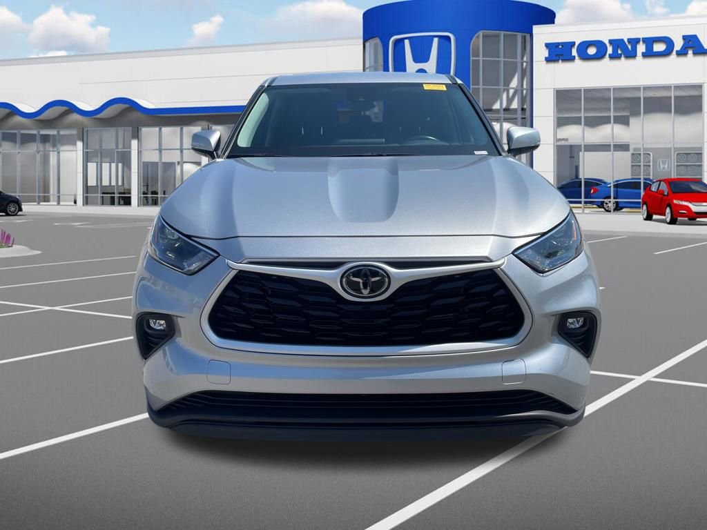 Used 2024 Toyota Highlander LE image 3
