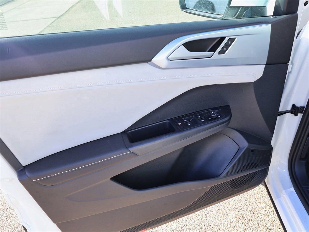 New 2026 Volkswagen Taos SE image 14