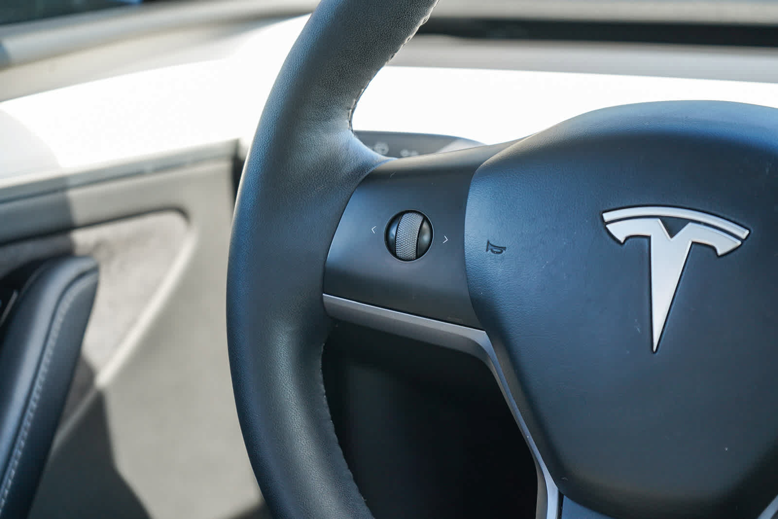 Used 2024 Tesla Model Y Long Range AWD/4WD image 17