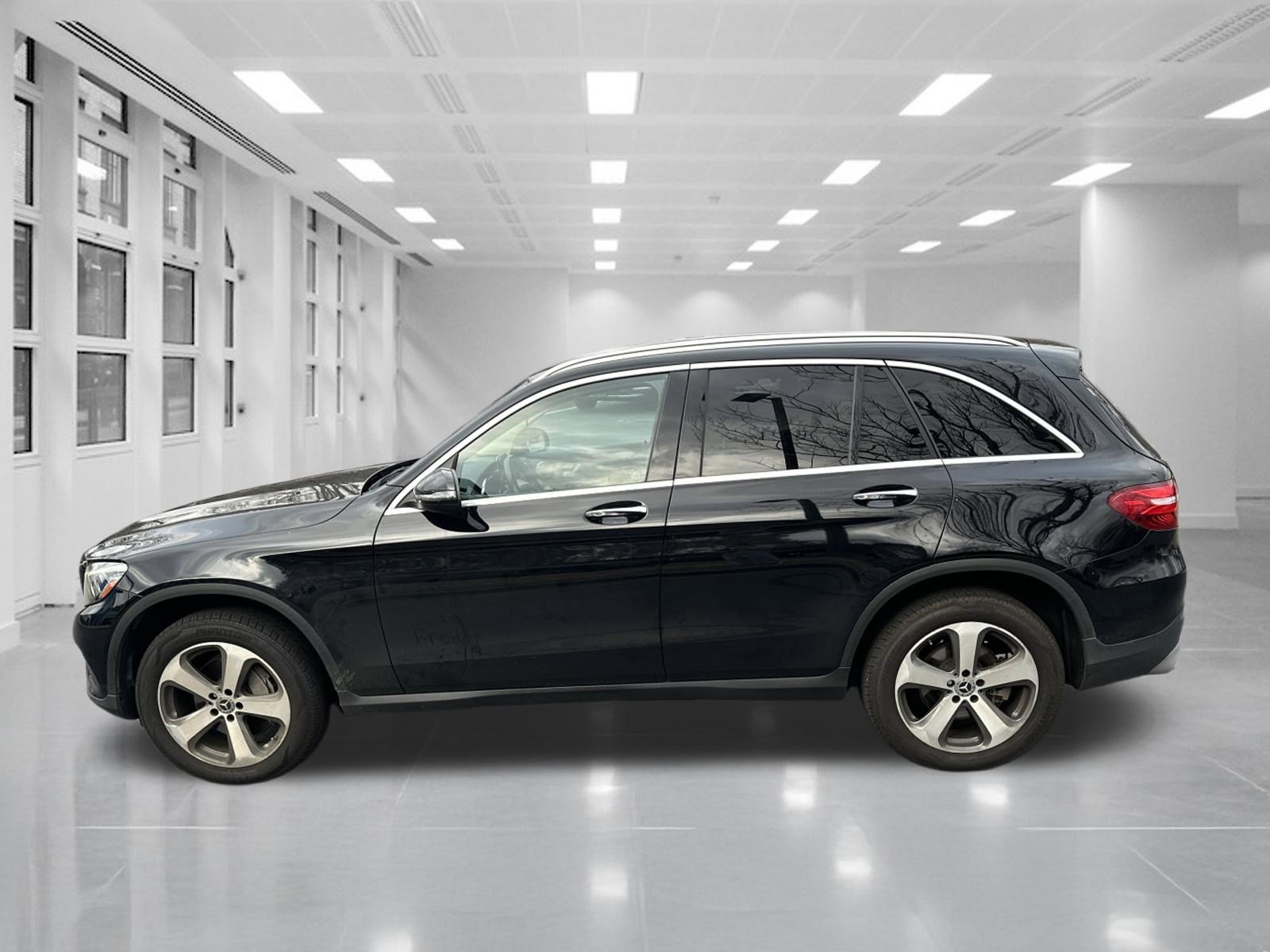 Used 2019 Mercedes-Benz GLC 300 4MATIC image 5