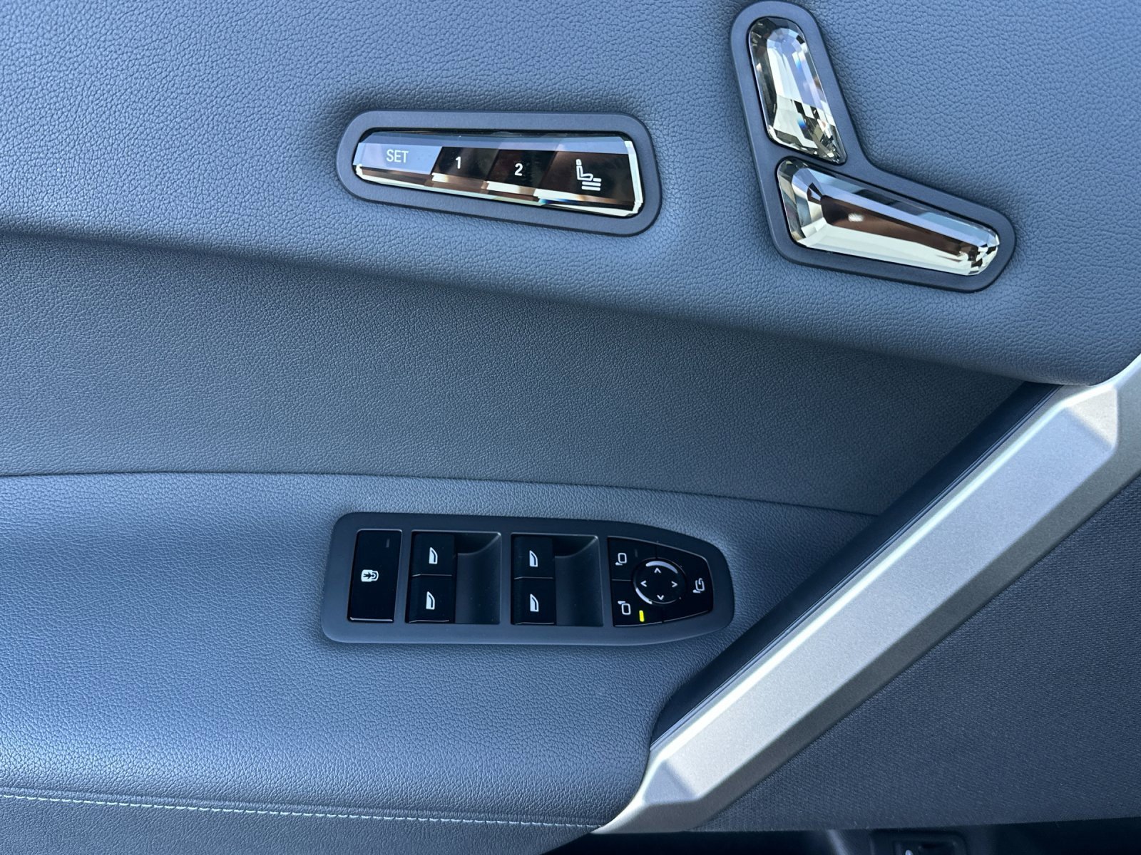 Used 2023 BMW iX xDrive50 w/ Premium Package image 11