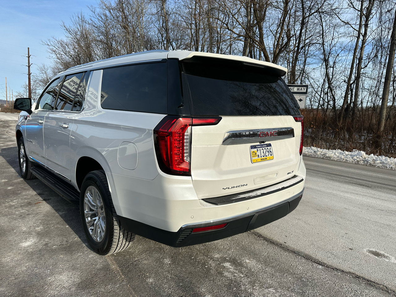 Used 2023 GMC Yukon XL SLT w/ SLT Luxury Package image 7