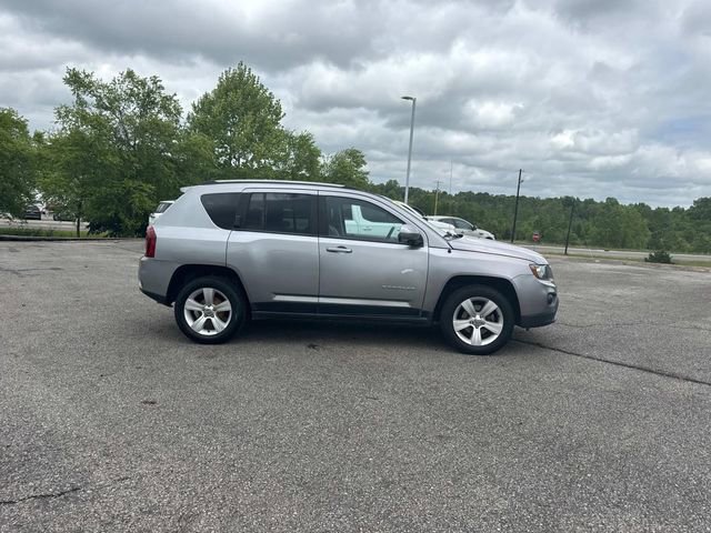 Used 2016 Jeep Compass Latitude FWD image 3