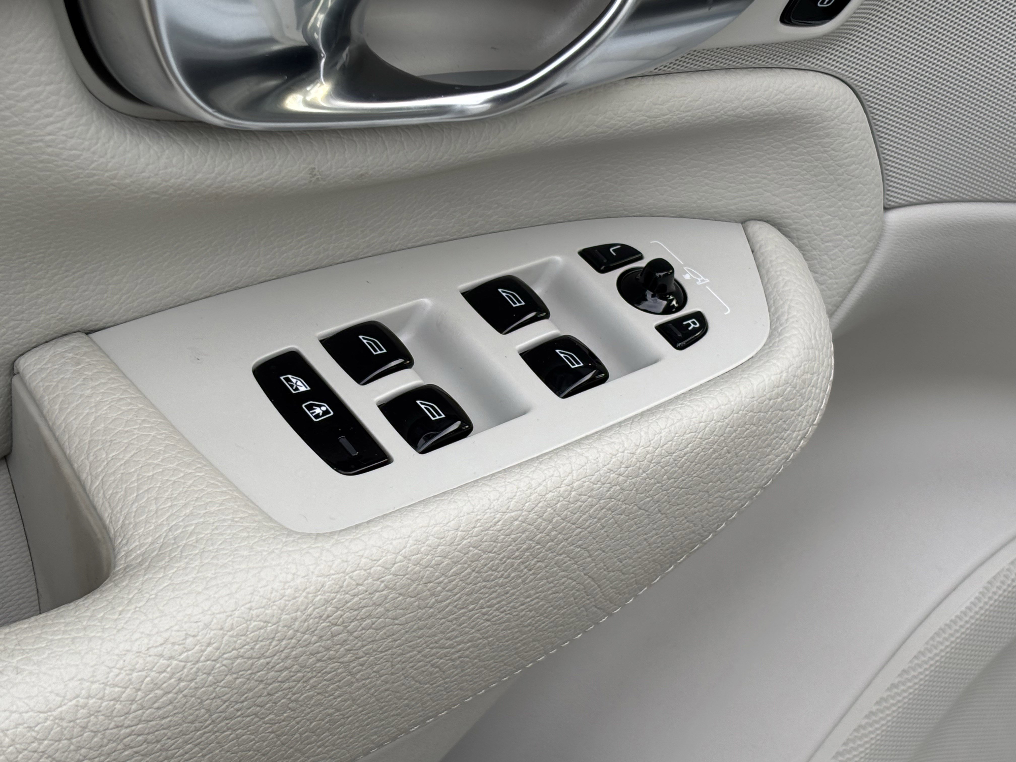 Used 2019 Volvo XC90 T6 Momentum w/ Protection Package Premier image 15