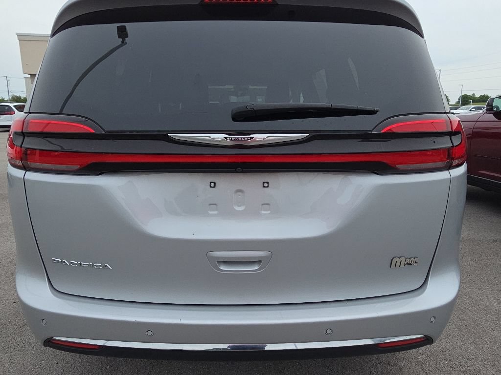 Used 2024 Chrysler Pacifica Touring-L FWD image 6
