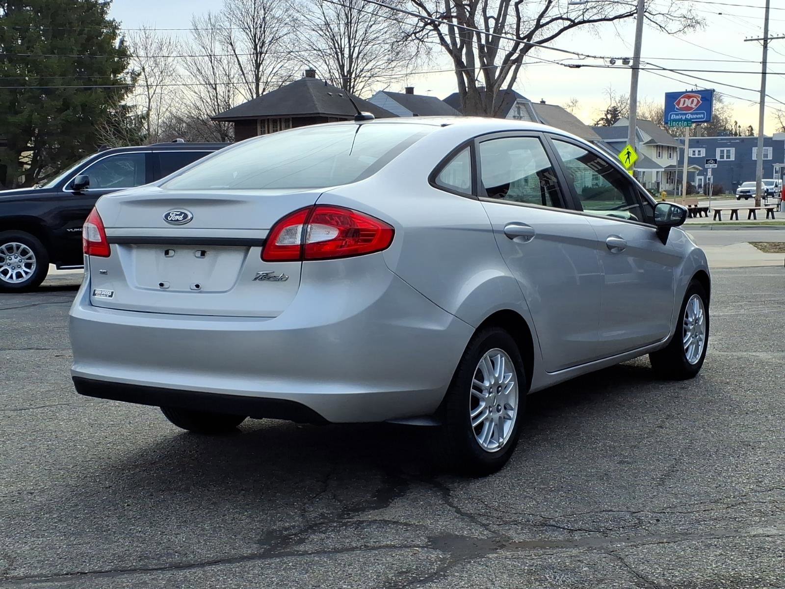 Used 2012 Ford Fiesta SE image 3