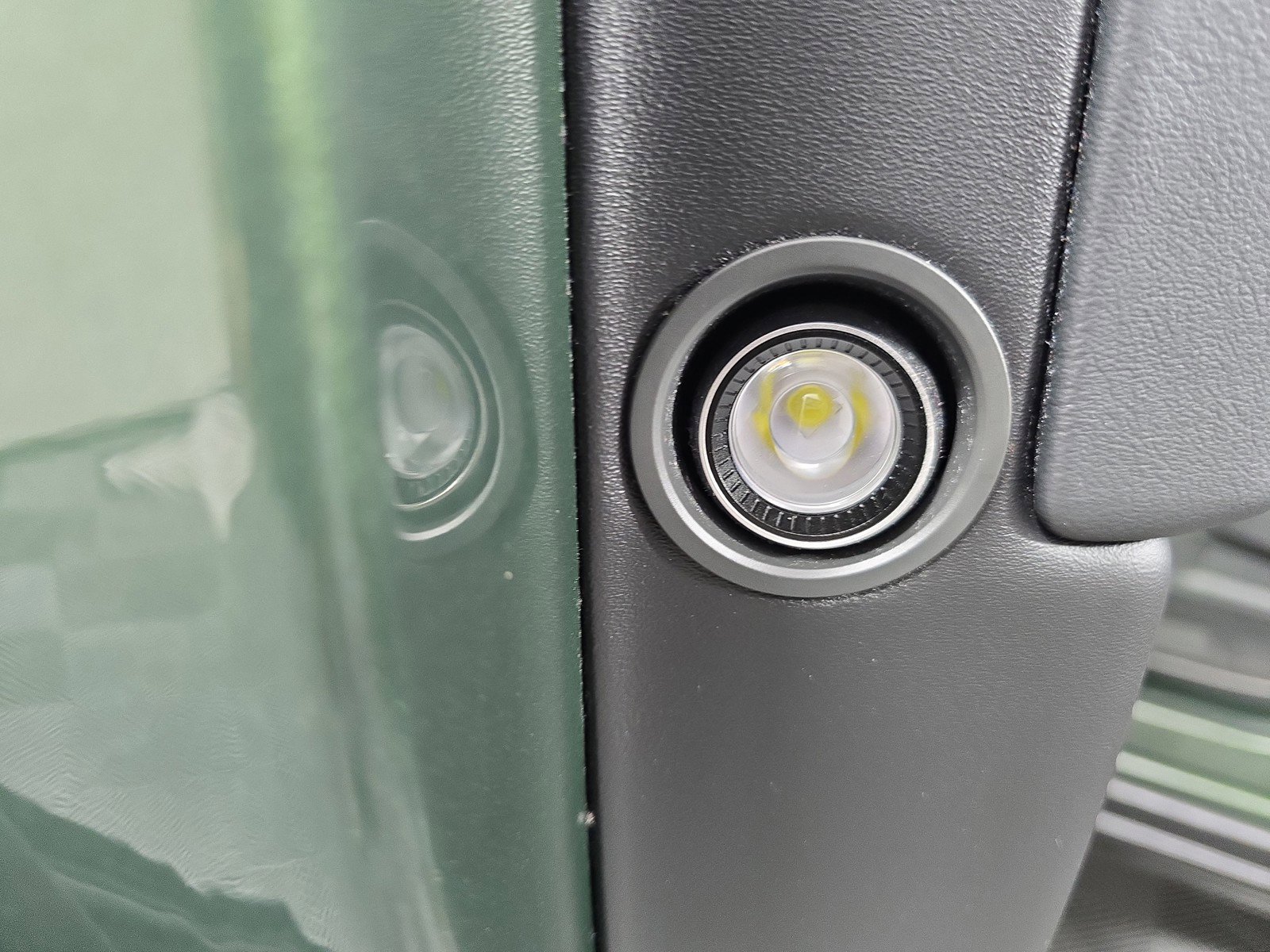 Used 2024 Rivian R1S Adventure AWD/4WD image 32