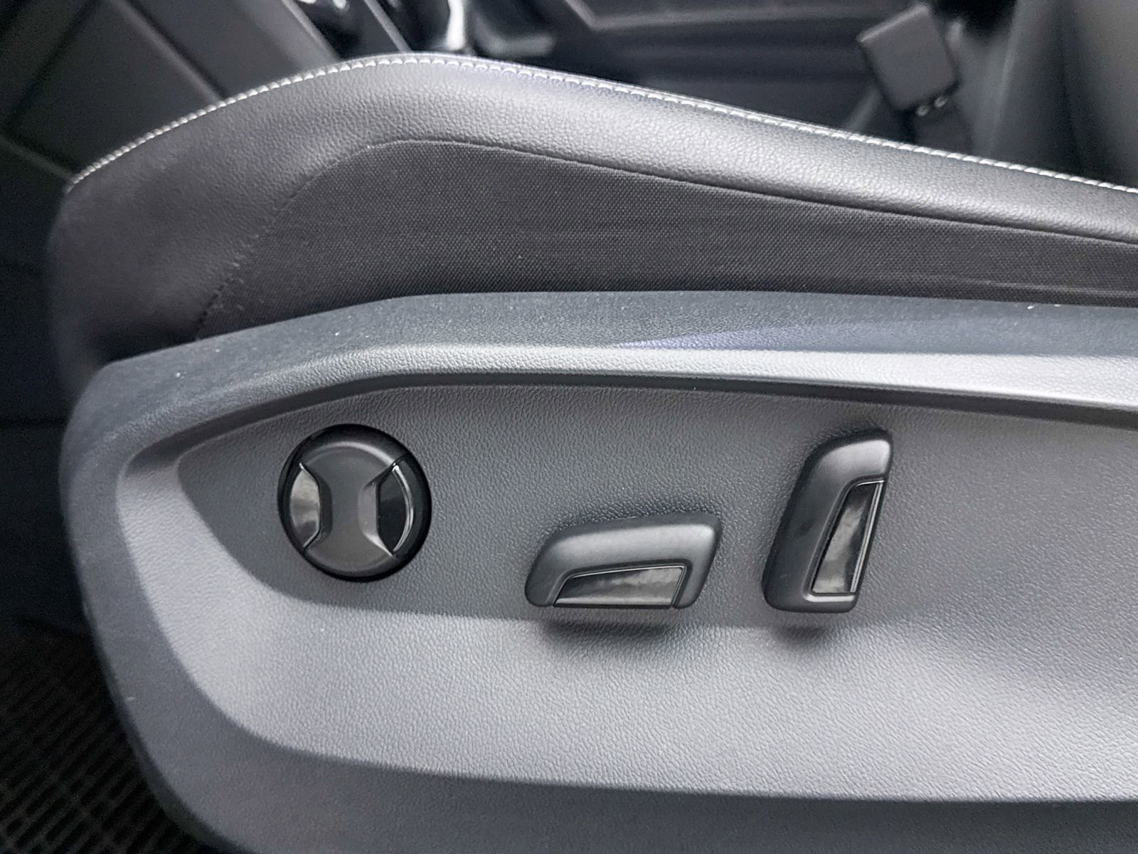 Used 2022 Volkswagen Tiguan SE w/ Panoramic Sunroof Package image 26