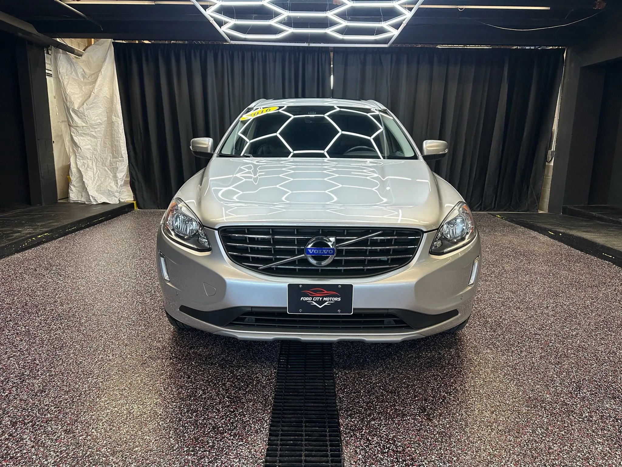 Used 2016 Volvo XC60 T6 w/ Proximity Package image 2