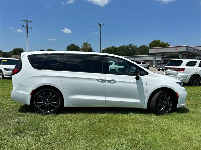 New 2026 Chrysler Pacifica Select image 5