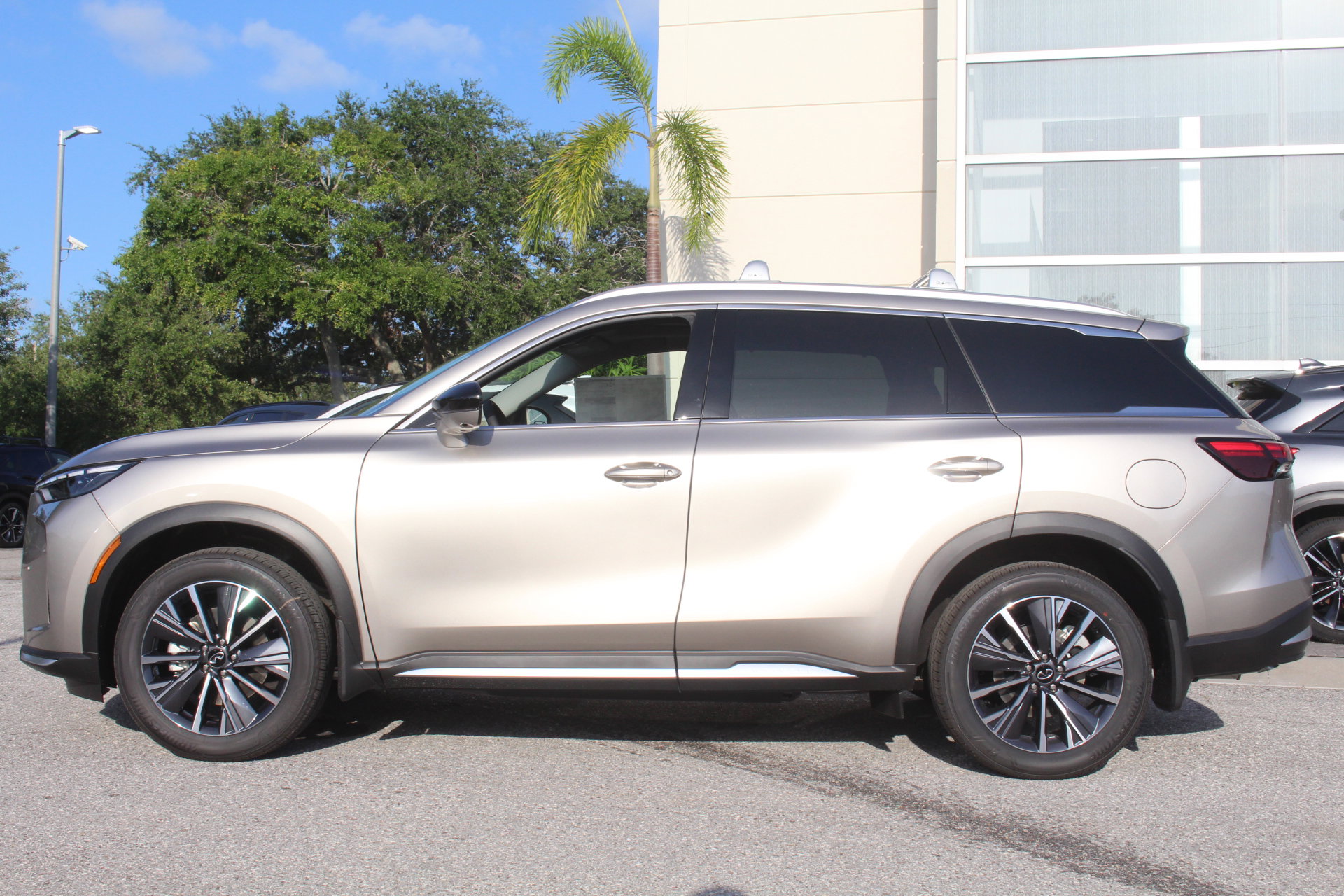 Certified 2026 INFINITI QX60 Luxe w/ Cargo Package FWD image 2