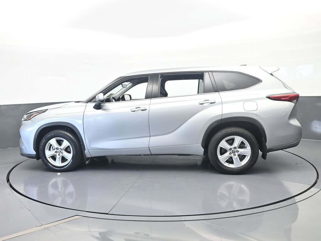Used 2022 Toyota Highlander L AWD/4WD image 3