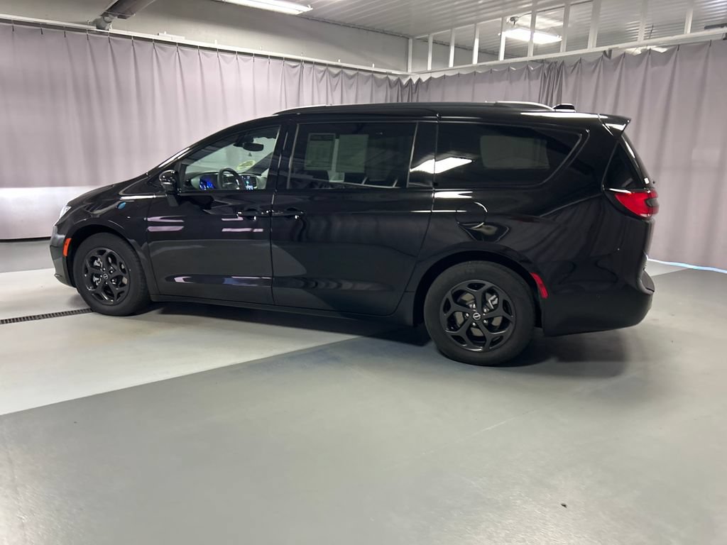 Used 2025 Chrysler Pacifica Premium FWD image 4