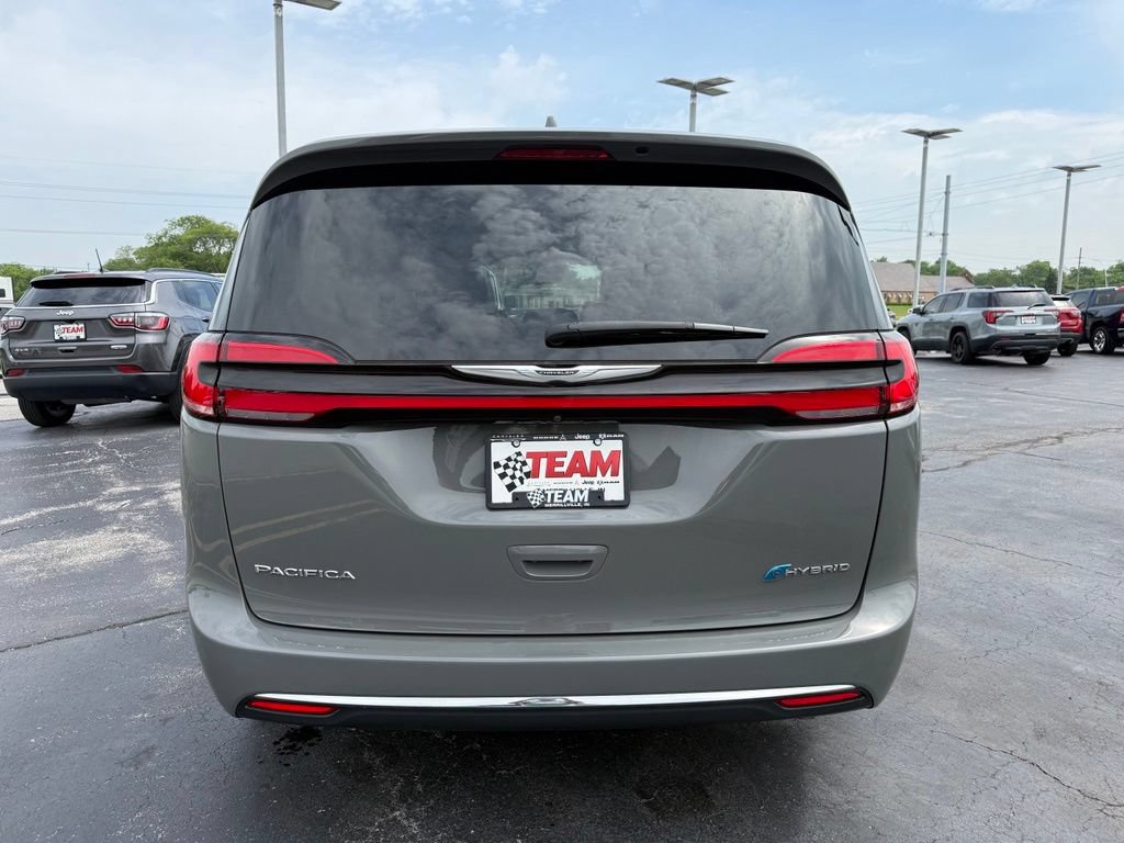 Used 2022 Chrysler Pacifica Touring-L FWD image 6