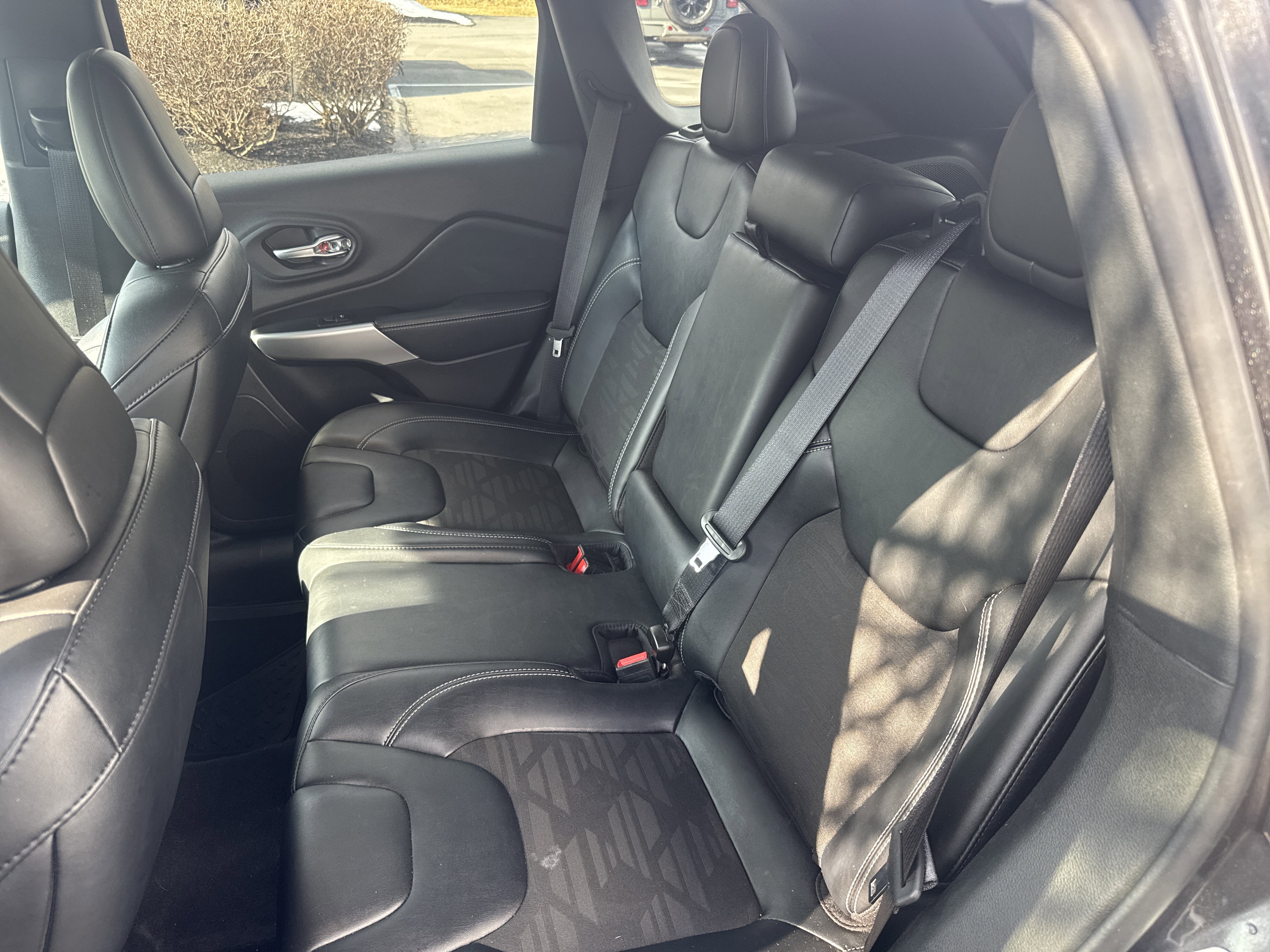 Used 2022 Jeep Cherokee Latitude w/ Sun & Sound Group AWD/4WD image 13