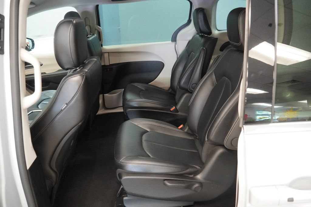 Used 2024 Chrysler Pacifica Limited FWD image 18