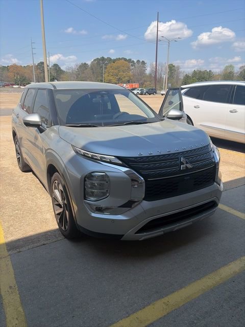 Used 2023 Mitsubishi Outlander SE image 1