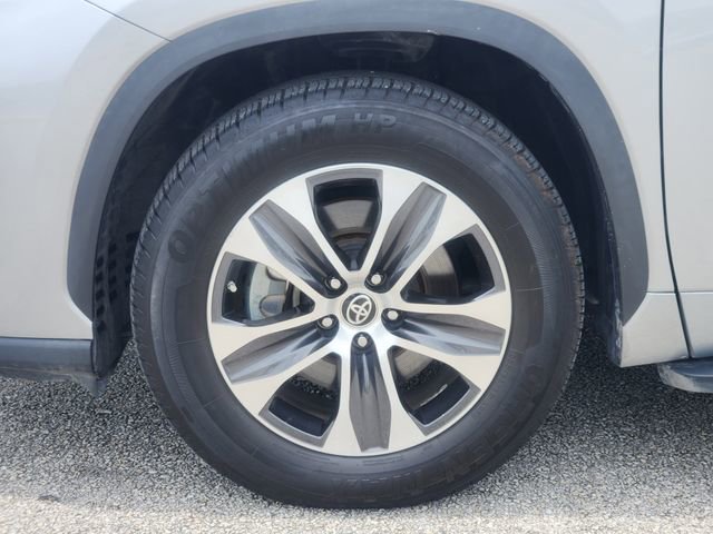 Used 2022 Toyota Highlander XLE FWD image 7