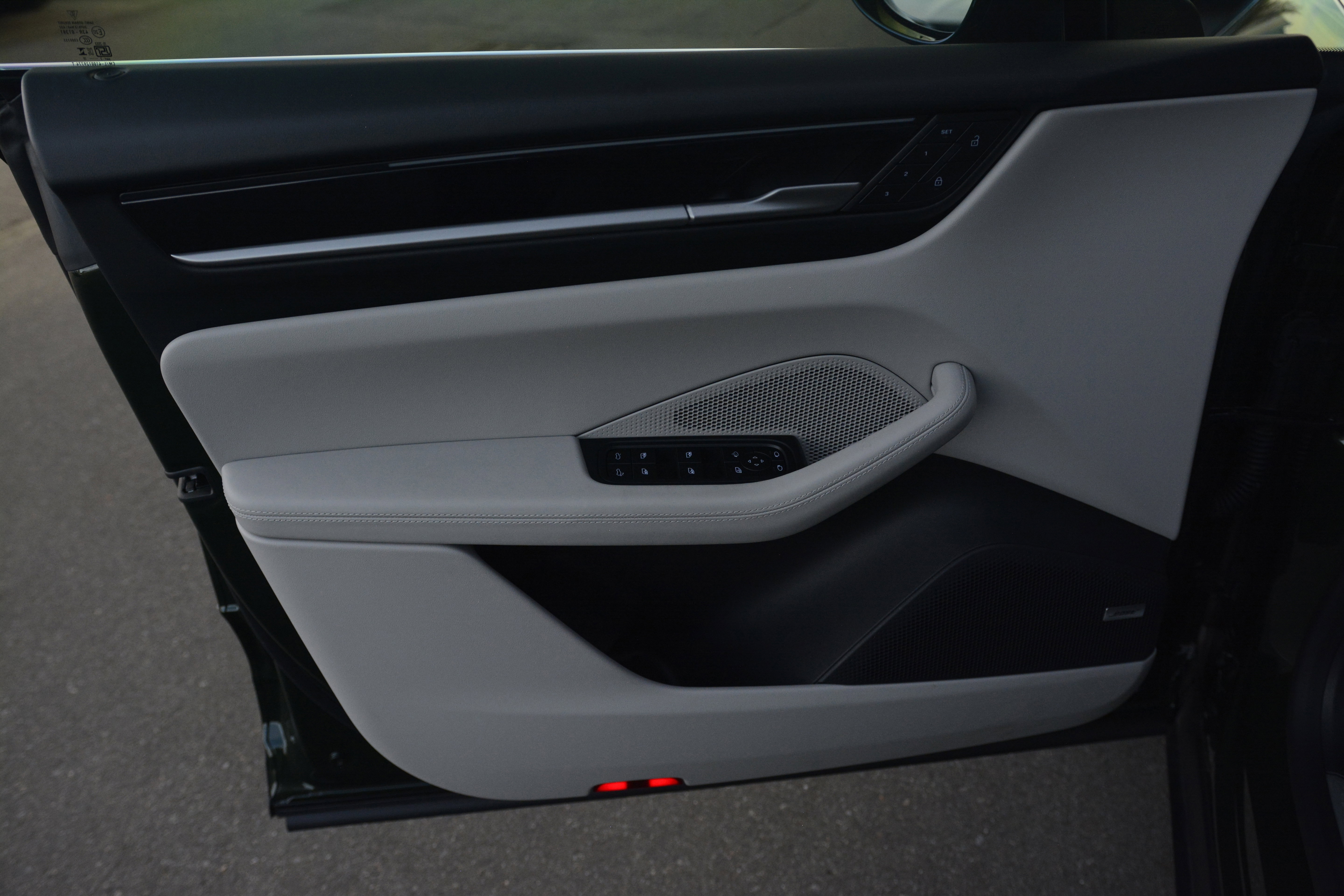 Certified 2025 Porsche Macan 4 Electric image 13