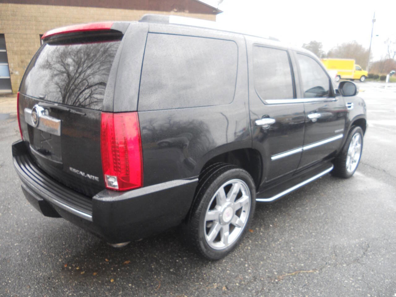 Used 2011 Cadillac Escalade Luxury image 2