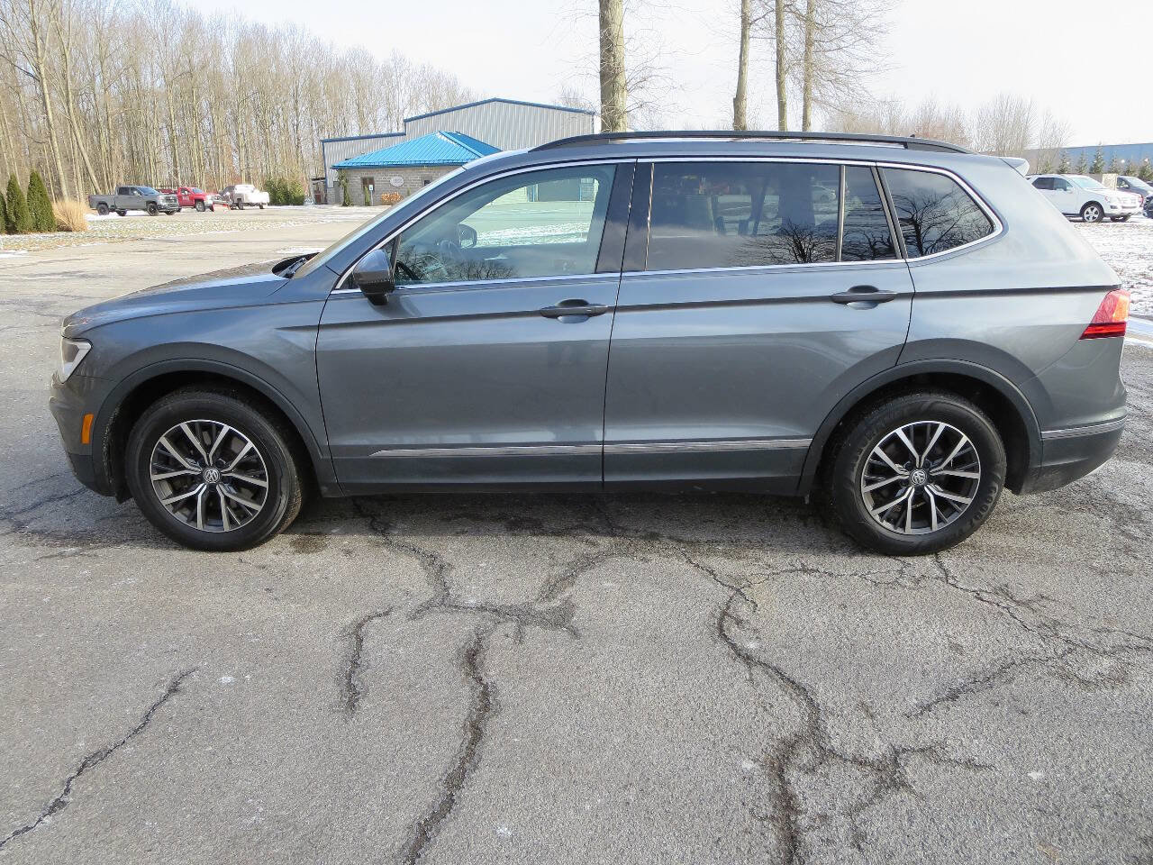 Used 2020 Volkswagen Tiguan SE w/ Panoramic Sunroof Package image 4