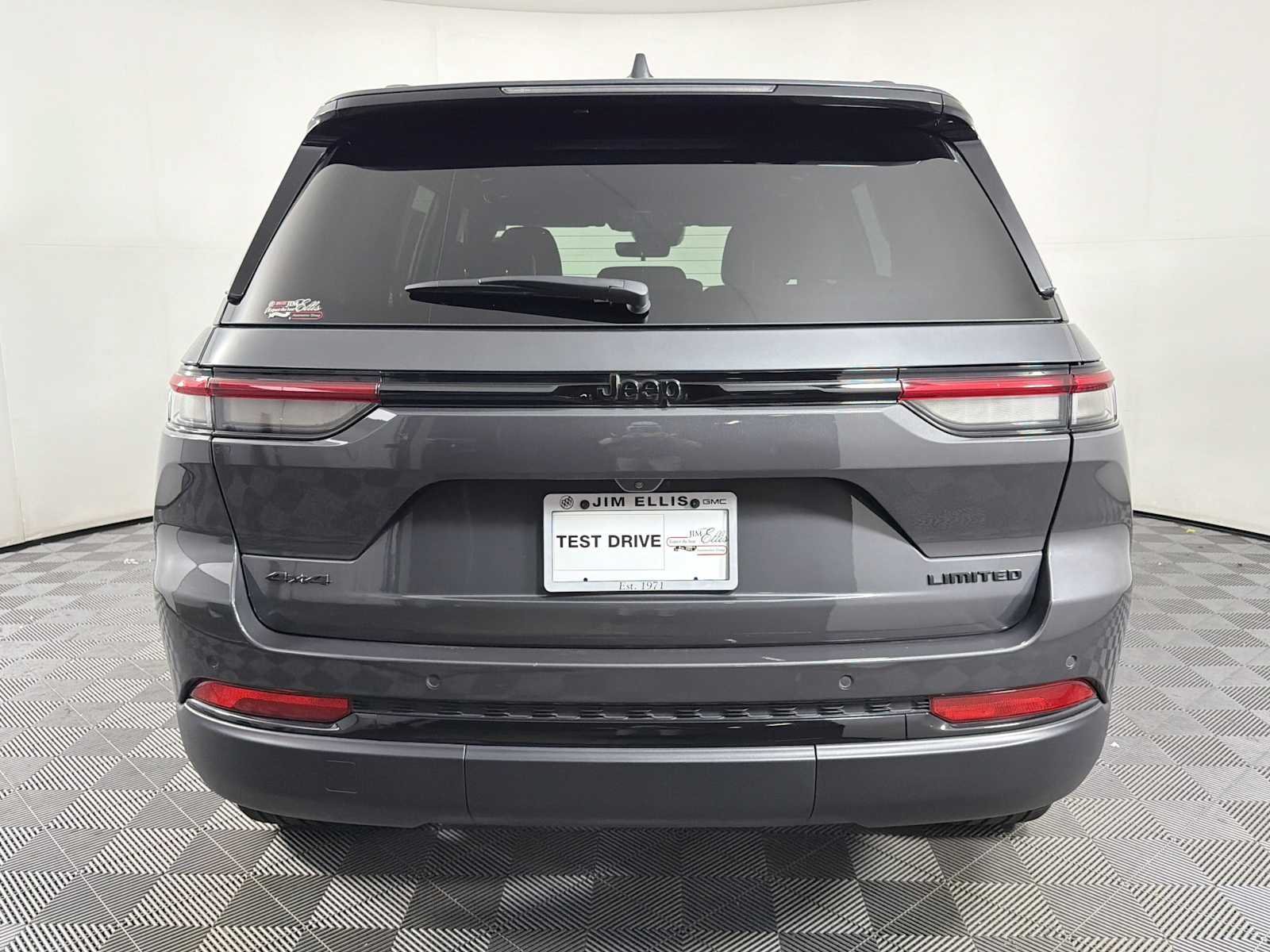 Used 2025 Jeep Grand Cherokee Limited w/ Black Appearance Package AWD/4WD image 5