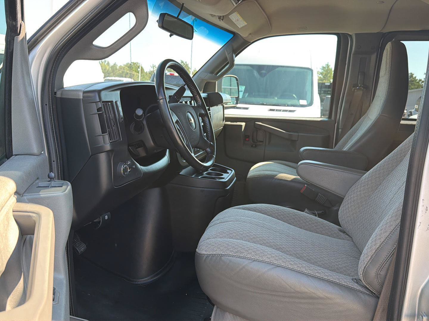 Used 2023 Chevrolet Express 3500 LS w/ Chrome Appearance Package RWD image 10