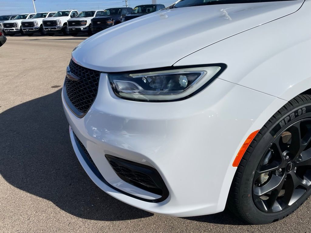 Used 2025 Chrysler Pacifica Limited image 28