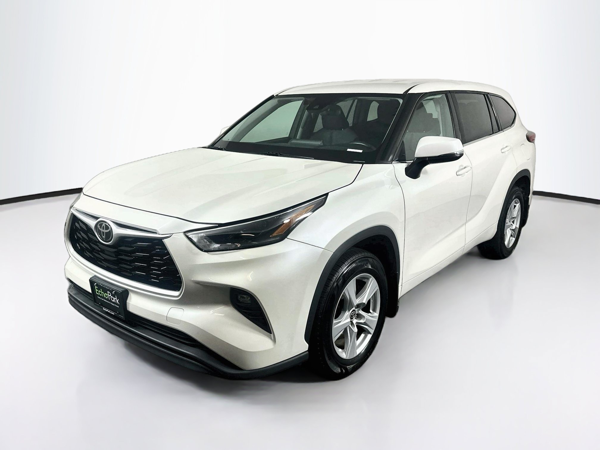 Used 2021 Toyota Highlander LE AWD/4WD image 3