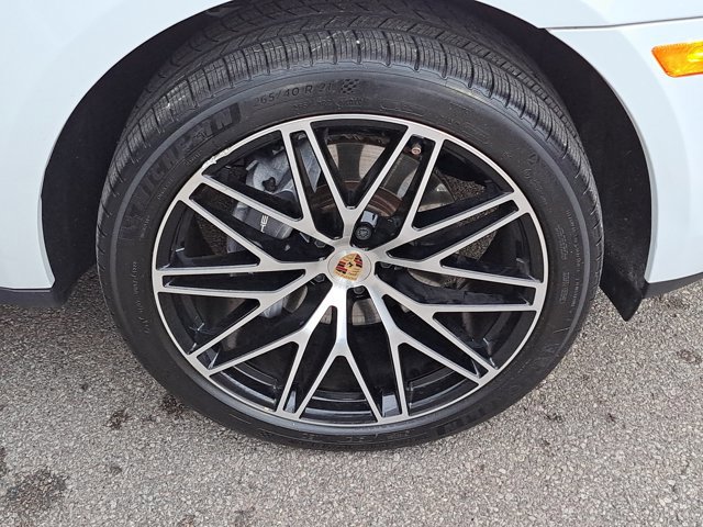Certified 2023 Porsche Macan image 11