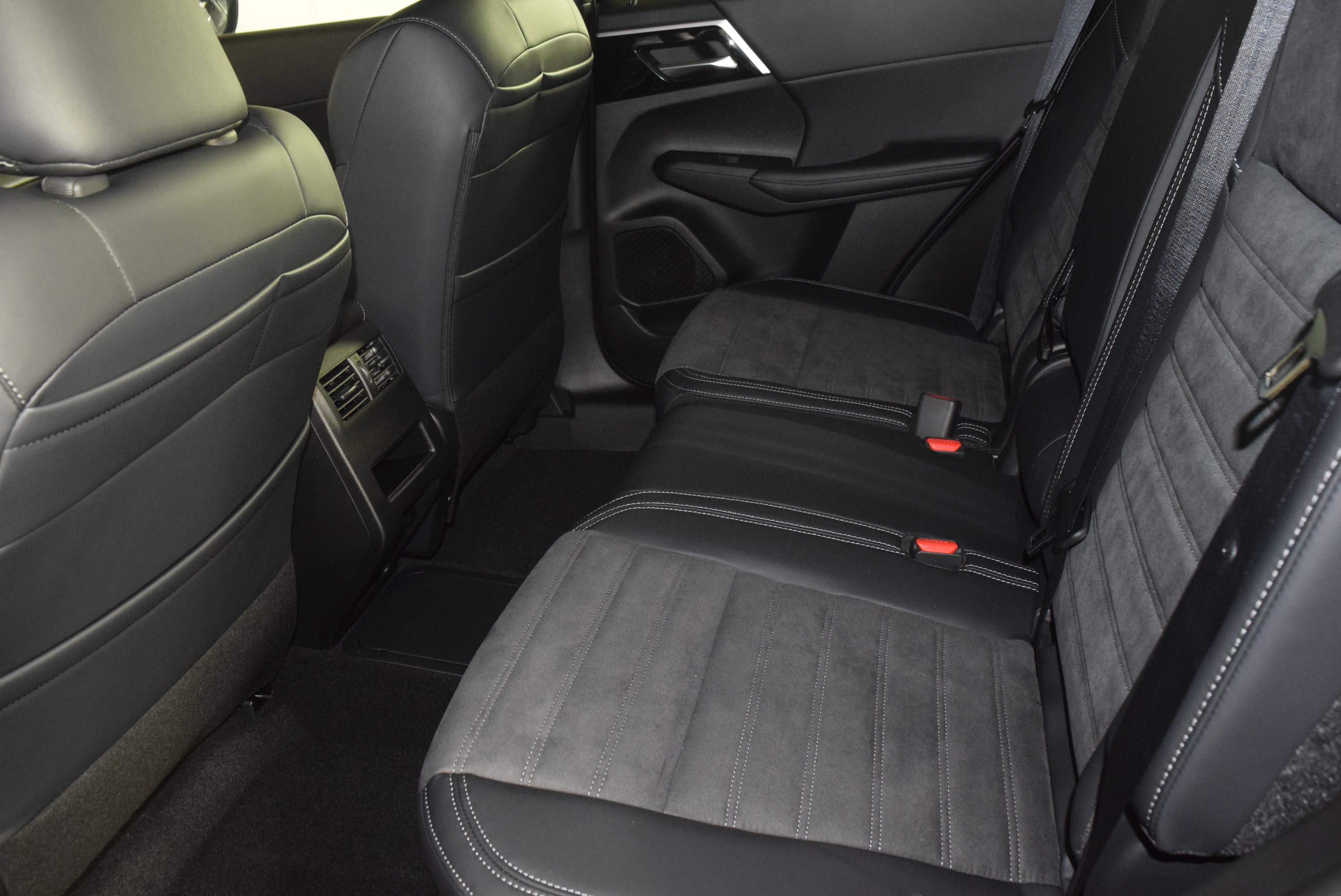 Used 2025 Mitsubishi Outlander SE image 15