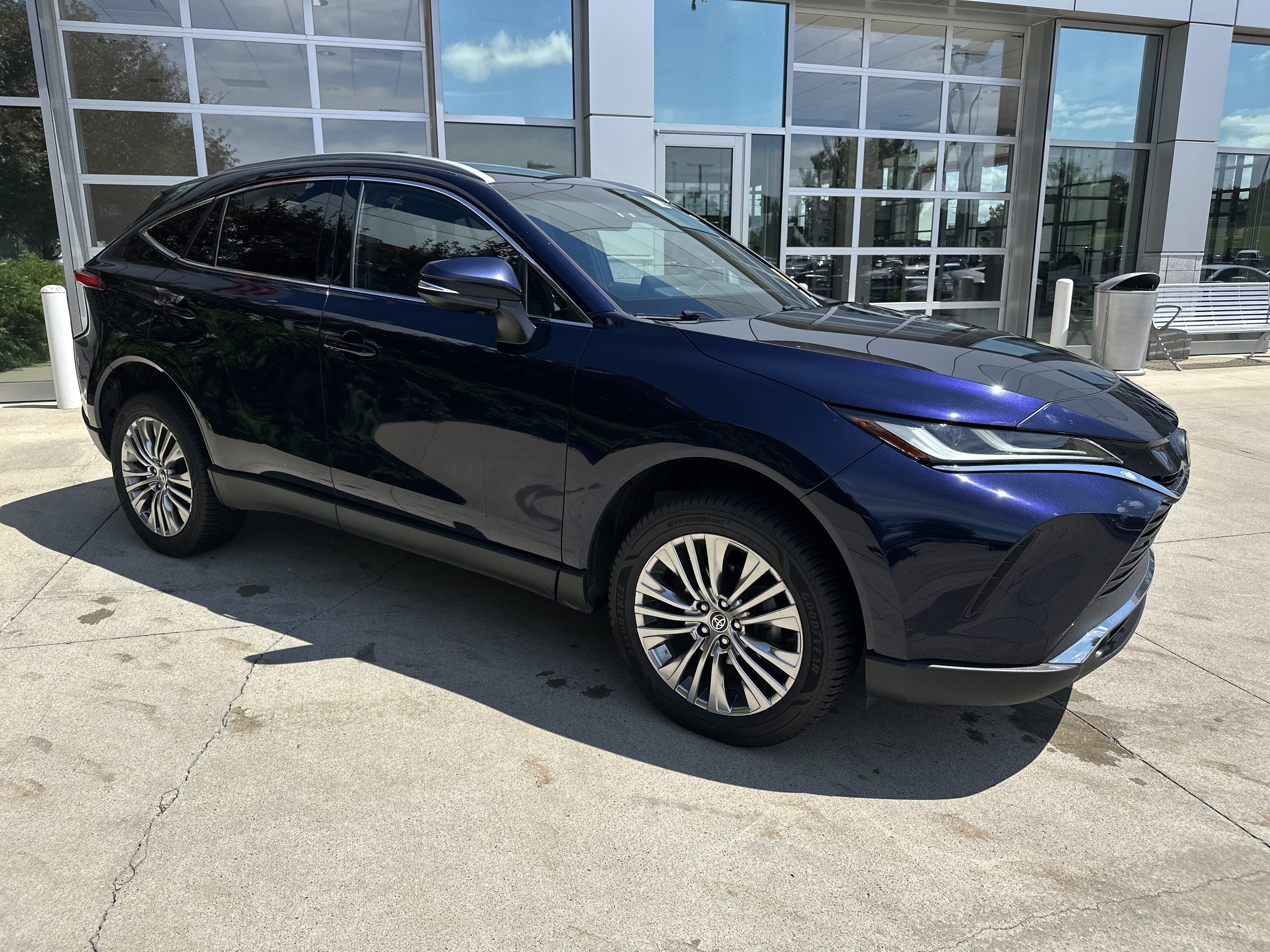 Used 2023 Toyota Venza XLE AWD/4WD image 2