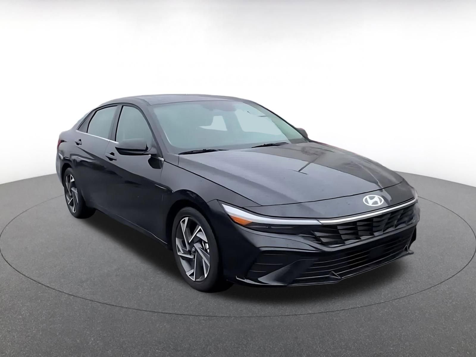 Used 2025 Hyundai Elantra SEL image 3