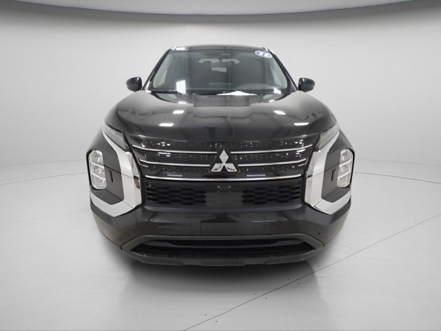 Used 2022 Mitsubishi Outlander ES image 2