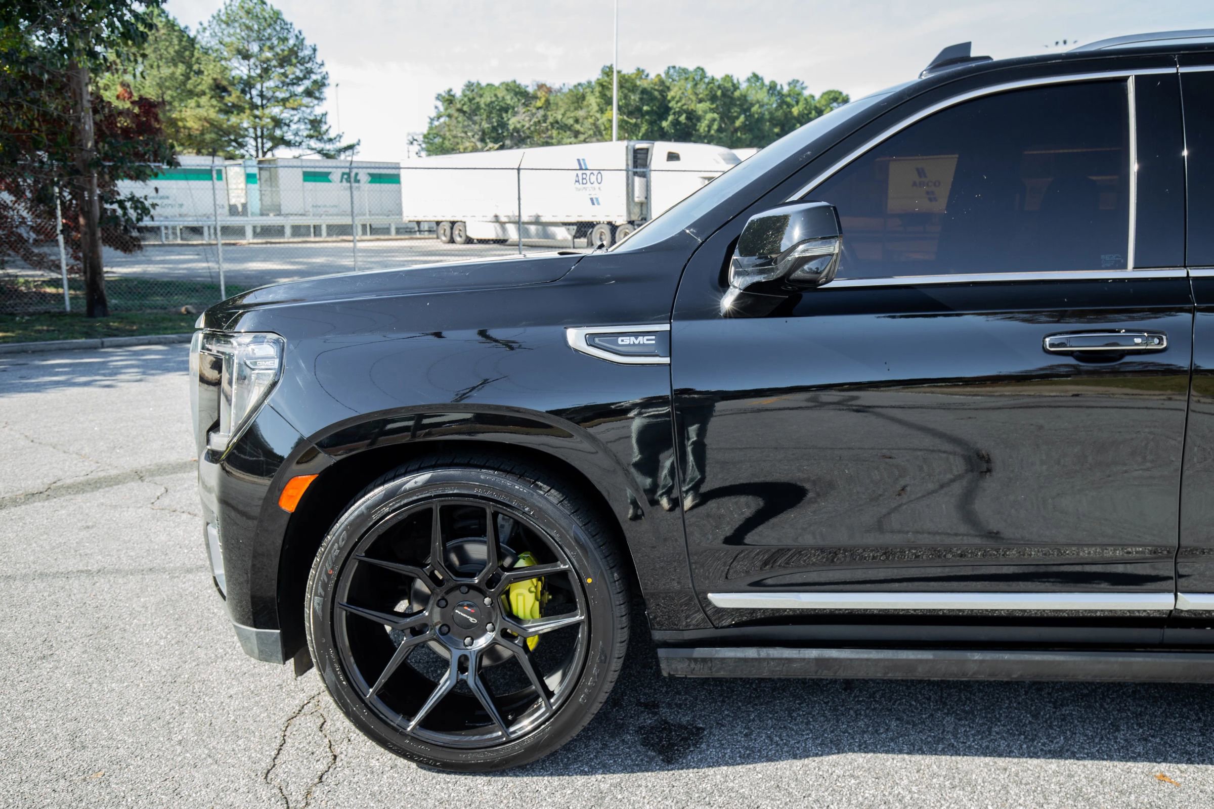 Used 2021 GMC Yukon Denali w/ Denali Premium Package image 4