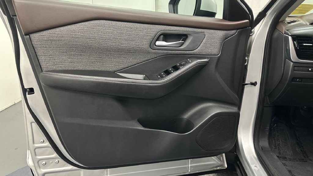 Used 2022 Nissan Rogue SV AWD/4WD image 16