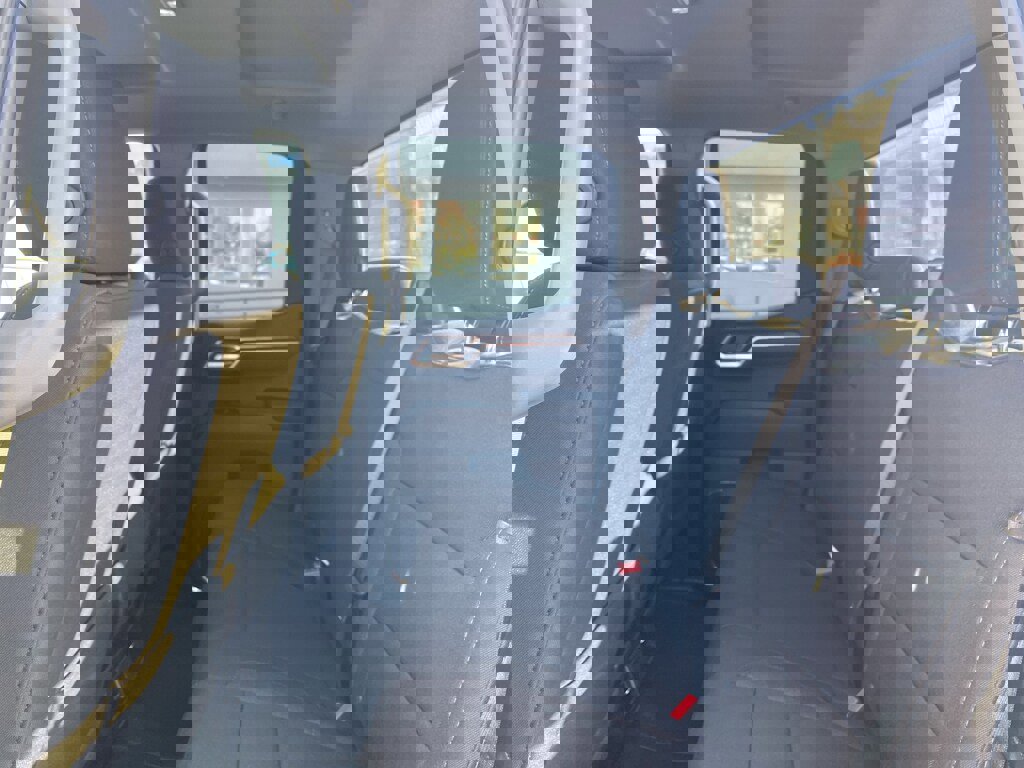 Used 2025 Chevrolet Silverado 1500 LT image 11