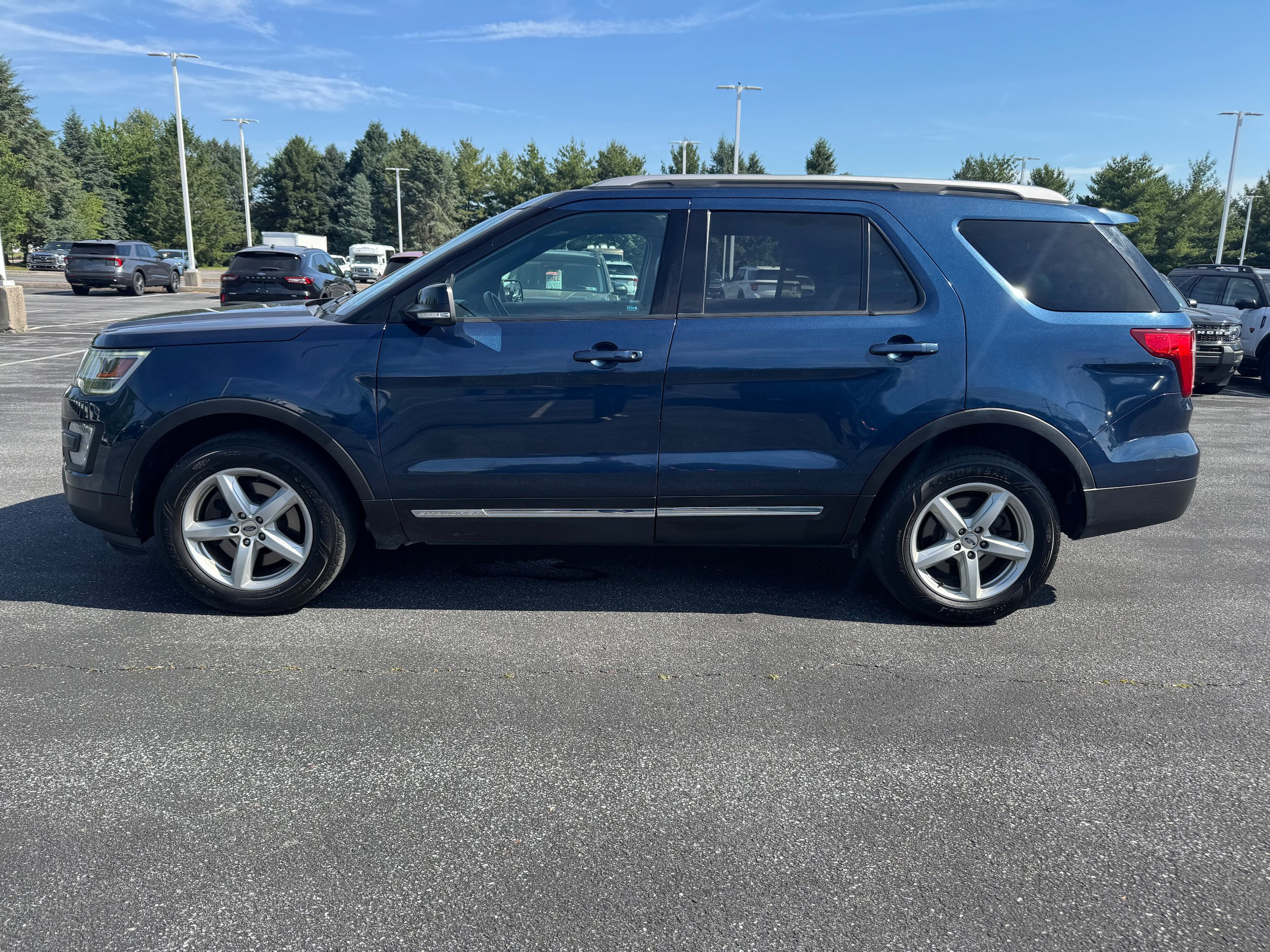 Used 2017 Ford Explorer XLT w/ Equipment Group 202A AWD/4WD video 2