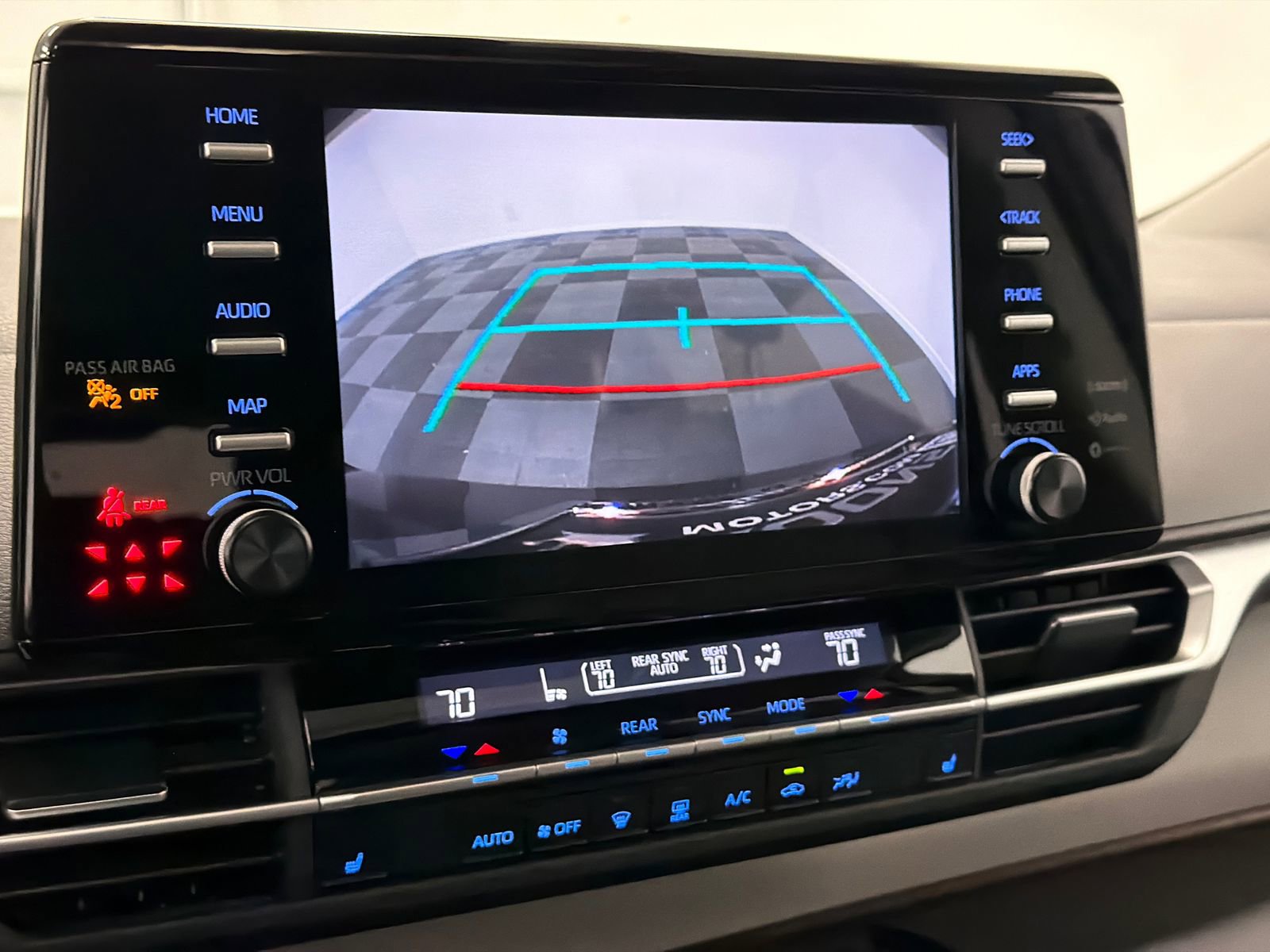 Used 2023 Toyota Sienna XLE FWD image 28