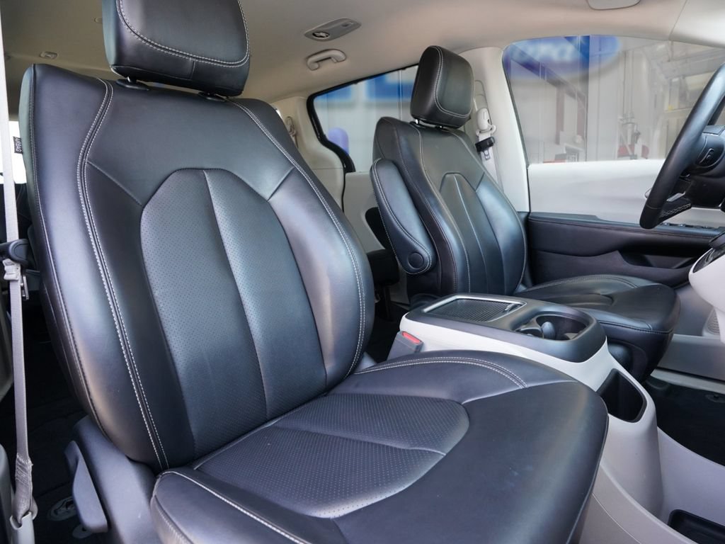 Used 2023 Chrysler Pacifica Touring-L FWD image 19